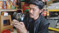 Saat ditemui di Toko Oleh-oleh Condet, Selasa (23/7/2024) dengan ramahnya Opik menyambut kedatangan detikTravel. Ia juga menjelaskan toko yang dikelolanya ini memuat berbagai makanan hingga souvenir yang dibuat oleh warga Kampung Pengrajin Budaya Condet.