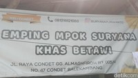 Ia pun menceritakan harapan besarnya untuk Kampung Pengrajin Budaya Condet ini, mulai dari jalanan gang yang ia inginkan memiliki penanda di mana rumah produksi kuliner. Karena memang saat detikTravel menyusuri gang tak ada penanda di untuk menemukan rumah produksinya, yang ada hanya tulisan di awal masuk gangnya saja.  