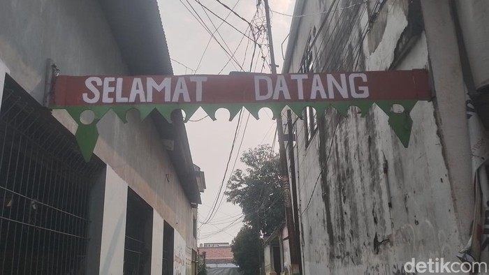 Menyusuri Kampung Pengrajin Budaya Condet yang Sajikan Kuliner Khas Betawi Kampung Pengrajin Budaya Condet, Jakarta Timur menyimpan segudang potensi. Di sana traveler juga dapat memberikan pengalaman tentang sajian kuliner khas Betawi.
