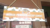 Walaupun masih belum berjalan dengan maksimal, jika masyarakat penasaran dengan olahan khas Betawi dan kuliner dari kampung ini bisa berkunjung ke Toko Oleh-oleh Condet.