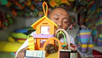Pedagang memperlihatkan kelomang dan rumah kelomang yang ia jual di kawasan Ciledug, Tangerang, Jumat (9/8/2024).