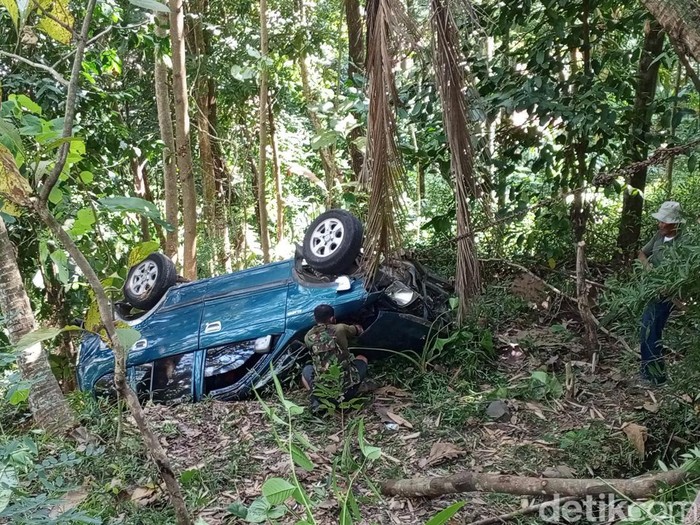 Mobil masuk jurang di Sumedang.