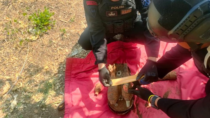 Mortir dan ranjau darat yang ditemukan tukang bangunan di Pasuruan.