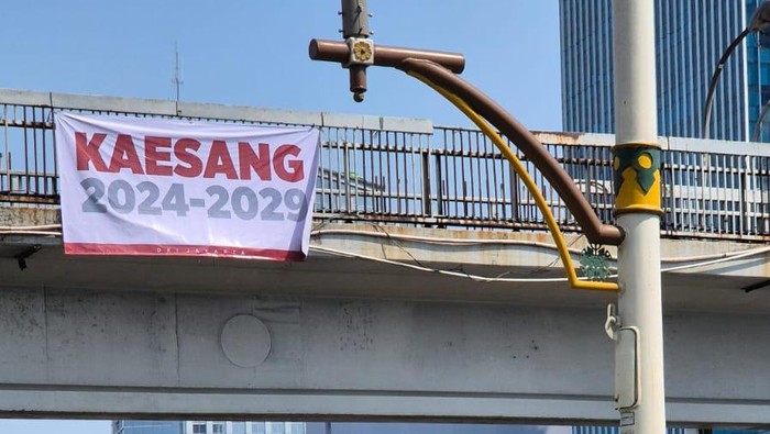 Bertebaran spanduk dukungan kepada Ketua Umum PSI, Kaesang Pangarep, bertulisan ‘Kaesang 2024-2029’ di wilyah Jakarta.