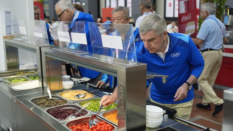 Ngeri! Atlet Ini Temukan Cacing pada Menu Ikan di Olimpiade Paris