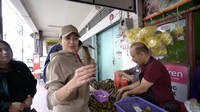 Buka sejak pukul 6 pagi hingga 4 sore, Nikita Mirzani merasa beruntung masih kebagian lontong di sini. Ia sudah khawatir kalau lontong tersebut habis. Foto: YouTube Crazy Nikmir REAL