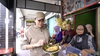 Penjual mengatakan dalam sehari bisa menjual hingga 2.000 buah lontong! Harga termahalnya adalah lontong isi daging Rp 6 ribu. Foto: YouTube Crazy Nikmir REAL