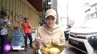 Nikita Mirzani menikmati lontong yang ada sejak 20 tahun lalu ini dengan siraman bumbu kacang. Lembut banget lontongnya, kata Nikita. Foto: YouTube Crazy Nikmir REAL