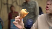 Nikita juga terpana dengan pastel sayur yang jumbo. Di tengah-tengah waktu makan ia sempat minta air minum karena ternyata sambalnya pedas. Foto: YouTube Crazy Nikmir REAL