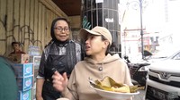 Mengobrol bersama penjual Lontong Cibadak, terungkap kalau usaha ini dijalani sebuah keluarga. Ada 7 orang yang terlibat dalam proses pembuatan lontong. Foto: YouTube Crazy Nikmir REAL