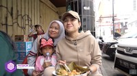 Di sela-sela waktu makan, Nikita Mirzani pun tak ragu memenuhi permintaan foto dari pembeli. Begini gaya santainya saat ikut tersenyum. Foto: YouTube Crazy Nikmir REAL