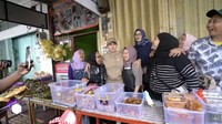 Kebersamaan juga terlihat saat Nikita Mirzani foto bareng penjual Lontong Cibadak. Ia pun terlihat menikmati waktu makannya yang singkat di sini. Foto: YouTube Crazy Nikmir REAL