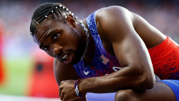 Paris 2024 Olympics - Athletics - Mens 200m Final - Stade de France, Saint-Denis, France - August 08, 2024. Noah Lyles of United States reacts after winning bronze before receiving medical attention. REUTERS/Sarah Meyssonnier     TPX IMAGES OF THE DAY