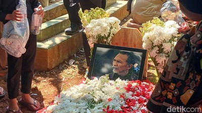 Suasana Pemakaman Aktor Senior Otig Pakis