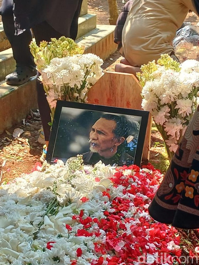 Otig Pakis Otig Pakis dimakamkan