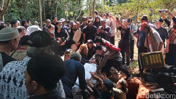 Otig Pakis dimakamkan