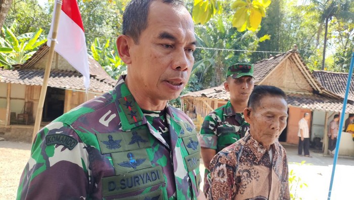 Pangdam IV Diponegoro, Mayjen TNI Deddy Suryadi saat bersama Sarno (batik) di Ponjong, Gunungkidul, Jumat (9/8/2024).