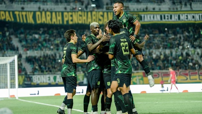 Para pemain Persebaya Surabaya saat pertandingan uji coba melawan Persik Kediri.