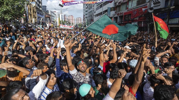 People gather in front of the Bangladesh Nationalist Party (BNP) headquarters during a protest rally in Dhaka, Bangladesh, Wednesday, Aug. 7, 2024. (AP Photo/Rajib Dhar)