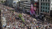 Orang-orang berkumpul di depan markas besar Partai Nasionalis Bangladesh (BNP) selama unjuk rasa di Dhaka, Bangladesh, Rabu (7/8/2024). 