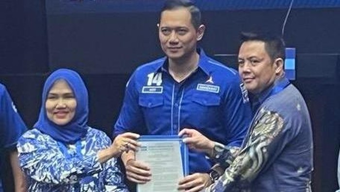 Pasangan Hepy-Epsi menerima Surat Keputusan (SK) maju Pilkada Pagar Alam dari Ketum Partai Demokrat AHY