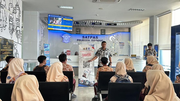 Pelajar di Sidoarjo mendapat edukasi pembuatan SIM C