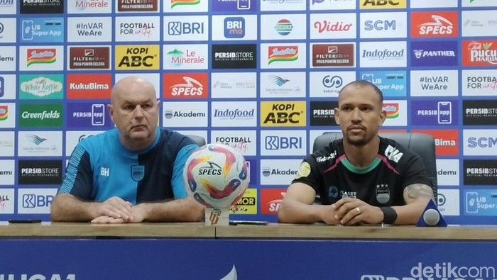 Pelatih Persib Bojan Hodak (baju biru) dan bek Persib Gustavo Franca (jersey hitam)