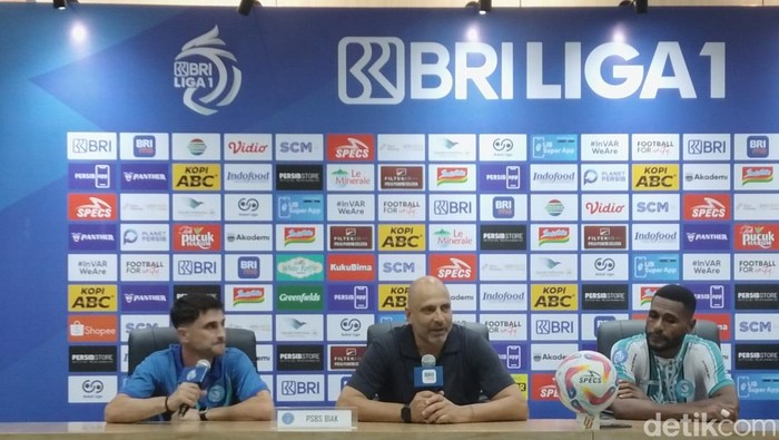 Pelatih PSBS Biak Juan Esnaider saat konferensi pers usai laga kontra Persib Bandung di Stadion Si Jalak Harupat