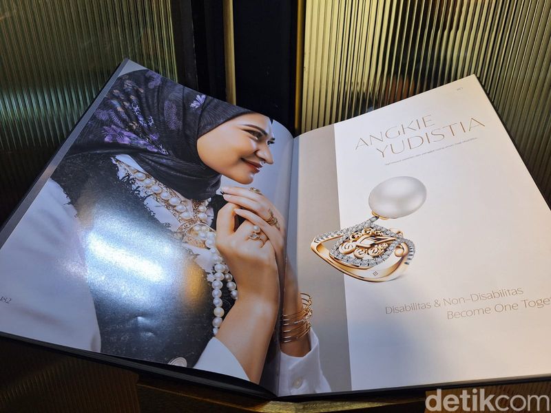 Peluncuran Buku 'Nusantara' Peluncuran buku 'Nusantara' oleh The Palace Jeweler dan Samuel Wattimena.