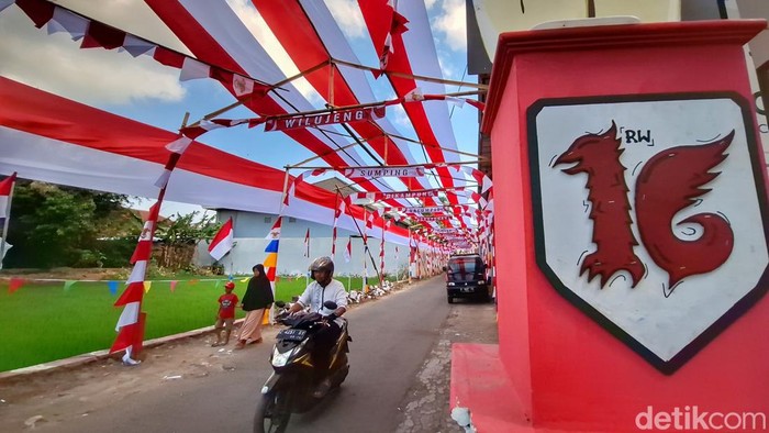 Penampakan bendera dengan panjang 70 meter di Jalan Raya Galumpit, RW 16, Desa Cileunyi Kulon, Kecamatan Cileunyi, Kabupaten Bandung.