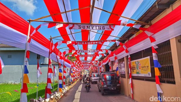 Penampakan bendera dengan panjang 70 meter di Jalan Raya Galumpit, RW 16, Desa Cileunyi Kulon, Kecamatan Cileunyi, Kabupaten Bandung.