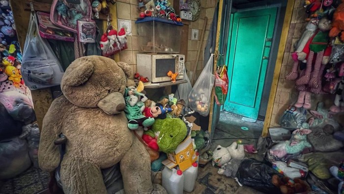 Penampakan rumah terbengkalai penuh boneka.