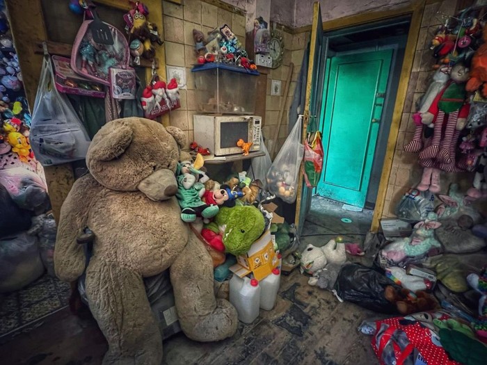 Penampakan rumah terbengkalai penuh boneka.