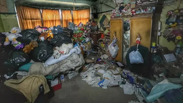 Penampakan rumah terbengkalai penuh dengan boneka.