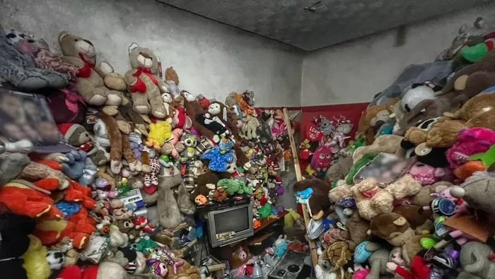 Penampakan rumah terbengkalai penuh dengan boneka.