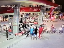 Pemotor Dikeroyok gegara Tegur Sopir Buang Puntung Rokok Nyala di SPBU