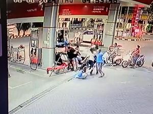 Viral Pemobil Baku Hantam gegara Ditegur Buang Rokok Nyala di SPBU