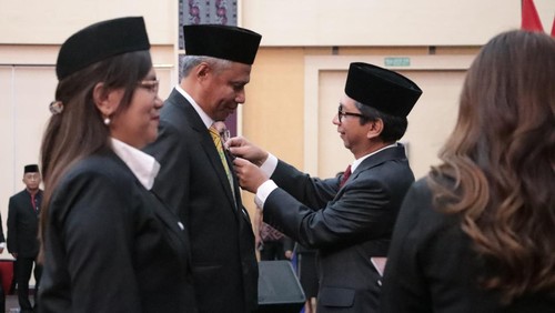 Penjabat Gubernur NTT, Ayodhia GL Kalake, menyematkan tanda kehormatan Satya Lancana Karya Satya dari Presiden Joko Widodo kepada ratusan PNS di NTT. (Foto: Humas Pemprov NTT)