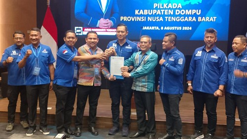 Ketua Umum Demokrat, Agus Harimurti Yudhoyono, menyerahkan rekomendasi untuk Abdul Kader Jaelani-Sahrul Parsan, berlaga di Pilbup Dompu 2024.
