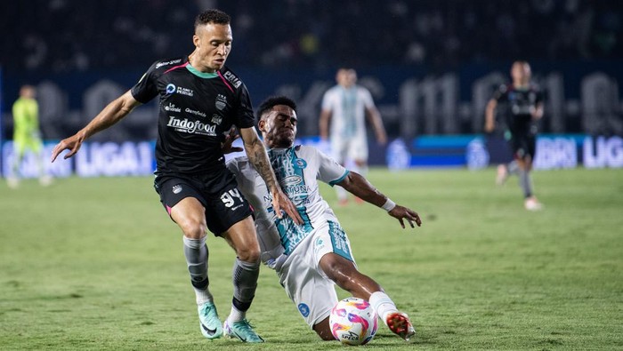 Pesepak bola PSBS Biak Febrianto Uopmabin (kanan) berusaha merebut bola dari pesepak bola Persib Bandung Mailson L.D Lopes (kiri) saat pertandingan BRI Liga 1 2024/2025 di Stadion Si Jalak Harupat, Kabupaten Bandung, Jawa Barat, Jumat (9/8/2024). ANTARA FOTO/M Agung Rajasa/foc.