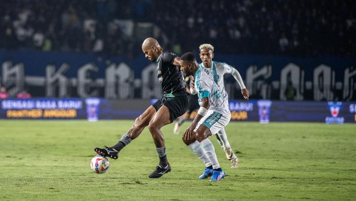 Pesepak bola PSBS Biak Donni Monim (kedua kanan) berusaha merebut bola dari pesepak bola Persib Bandung David da Silva (kiri) saat pertandingan BRI Liga 1 2024/2025 di Stadion Si Jalak Harupat, Kabupaten Bandung, Jawa Barat, Jumat (9/8/2024). ANTARA FOTO/M Agung Rajasa/foc.
