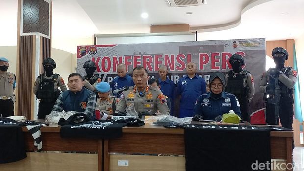Kapolresta Solo Kombes Iwan Saktiadi, saat konferensi pers pembacokan suporter Persis Solo di Mapolresta Solo, Jumat (9/8/2024).