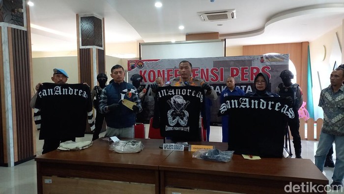 Kapolresta Solo Kombes Iwan Saktiadi, saat konferensi pers pembacokan suporter Persis Solo di Mapolresta Solo, Jumat (9/8/2024).
