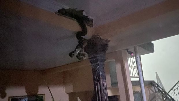 Personel Damkar Sleman mengevakuasi ular sowo kembang yang bersembunyi di plafon rumah warga di Krawitan, Umbulmartani, Kapanewon Ngemplak, Sleman, Jumat (9/8/2024).
