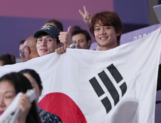 Pesona Lee Dong Wook & Minho SHINee Nonton Olimpiade 2024, Dukung Atlet Korea