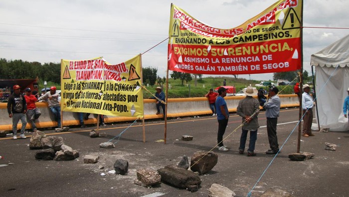 Farmers from Santa Rita Tlahuapan block a highway to demand payment for the land expropriated for the construction of the expressway, in Tlahuapan, Puebla state, Mexico August 8, 2024. REUTERS/Diego Delgado