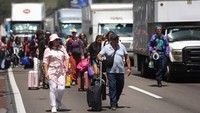 Pemerintah Meksiko telah setuju untuk memberikan kompensasi kepada para petani atas kerusakan yang disebabkan oleh pembangunan jalan raya Meksiko-Puebla, tetapi hanya sebesar nilai yang ditetapkan oleh penilaian resmi. REUTERS/Luis Cortes