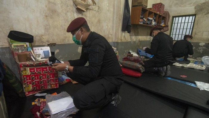Petugas gabungan mengumpulkan warga binaan saat sidak di Rumah Tahanan Negara (Rutan) Kelas IIB Boyolali, Jawa Tengah, Kamis (8/8/2024). Sidak barang milik warga binaan yang dilakukan oleh petugas gabungan TNI, Polri dan BNN itu untuk mendeteksi dini gangguan keamanan dan ketertiban rutan serta mengantisipasi penyalahgunaan narkotika. ANTARA FOTO/Aloysius Jarot Nugroho/rwa.