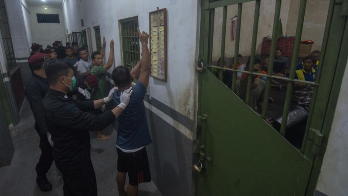 Petugas Gabungan Sidak Warga Binaan Rutan Boyolali Petugas gabungan mengumpulkan warga binaan saat sidak di Rumah Tahanan Negara (Rutan) Kelas IIB Boyolali, Jawa Tengah, Kamis (8/8/2024). Sidak barang milik warga binaan yang dilakukan oleh petugas gabungan TNI, Polri dan BNN itu untuk mendeteksi dini gangguan keamanan dan ketertiban rutan serta mengantisipasi penyalahgunaan narkotika. ANTARA FOTO/Aloysius Jarot Nugroho/rwa.