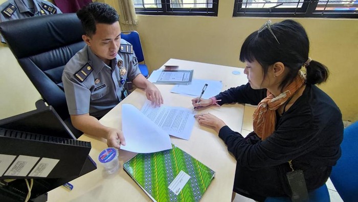 Petugas melakukan pemeriksaan terhadap salah satu WNA yang langgar izin tinggal